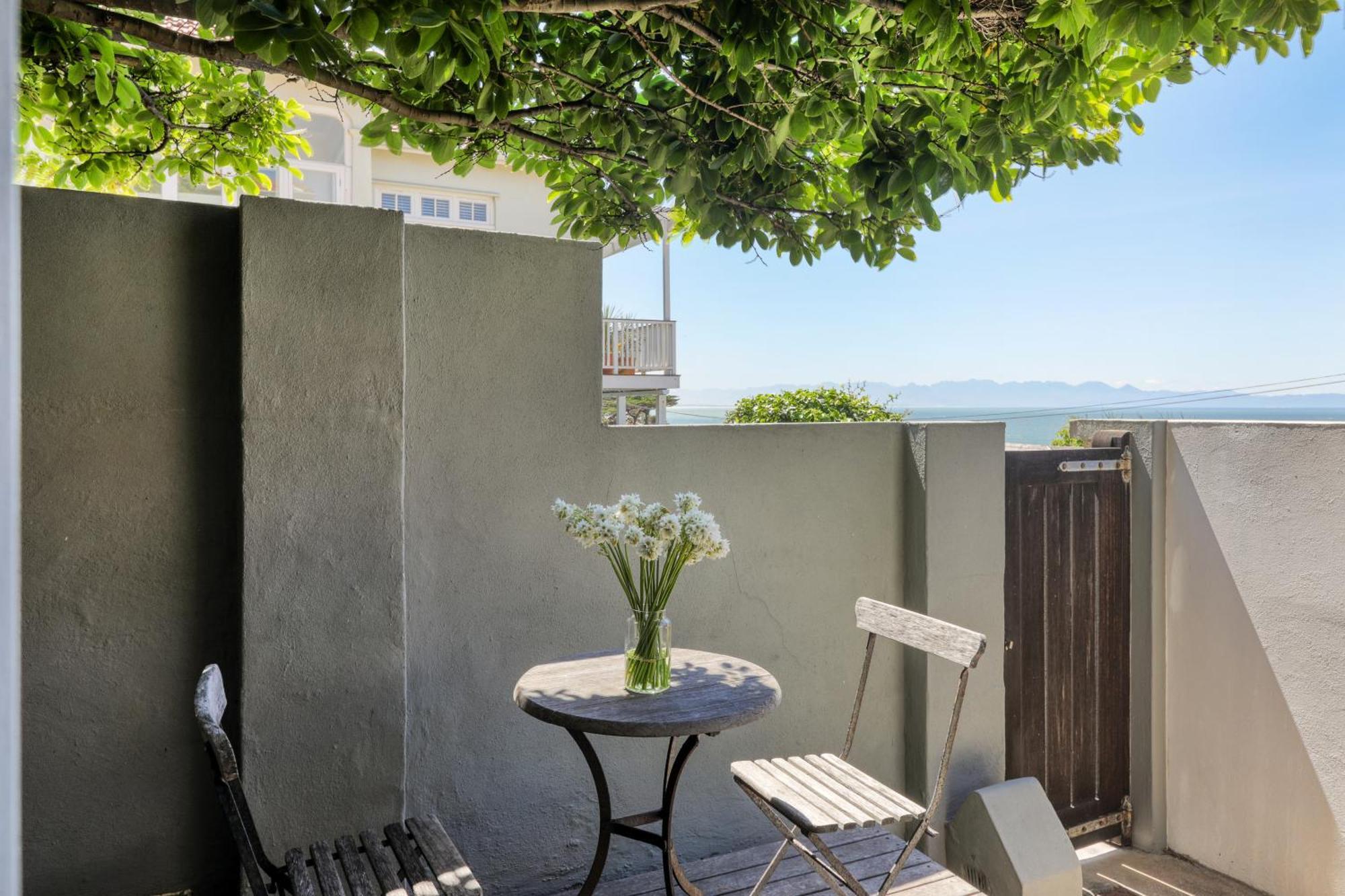 Behr Road Apartment With Sea View Patio Cape Town Exterior photo